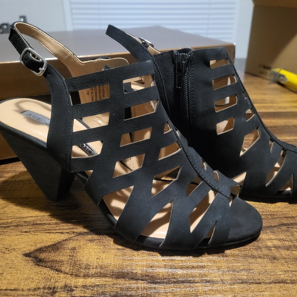 Audrey Brooke Sz 7 Black Heeled Sandals